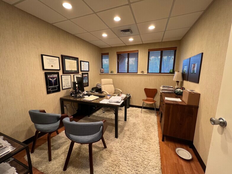 More Photos Of 2 1/2 Dearfield Dr, Greenwich Medical For Lease