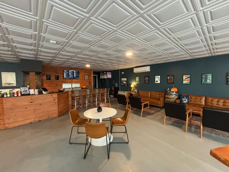 More Photos Of 185 Cottage Rd, South Portland Restaurant For Lease