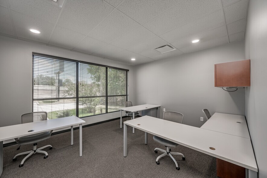 More Photos Of 21755 N I-45 Fwy, Spring Flex For Sale