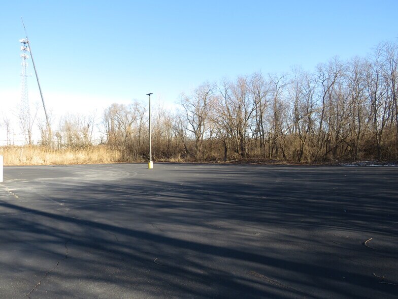 More Photos Of 1715 N Division St, Morris Unknown For Lease