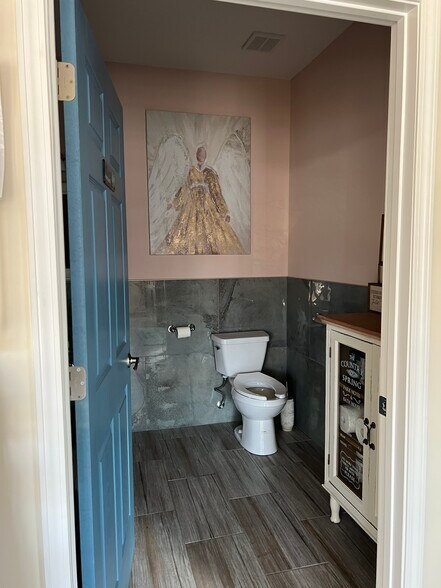 More Photos Of 5805-5809 Merriam Dr, Merriam Showroom For Lease