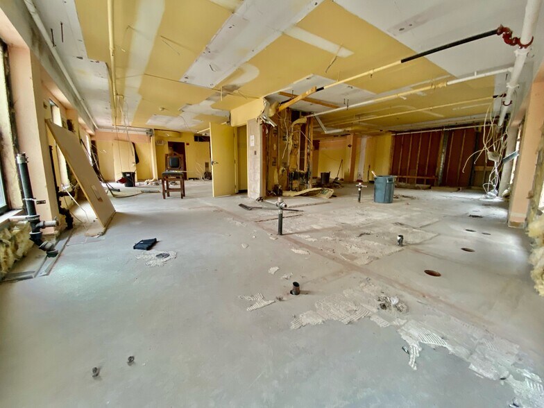 More Photos Of 10 Main St, Andover Storefront Retail Office For Lease