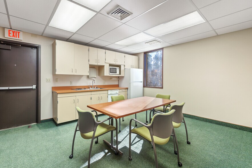 More Photos Of 5513 Highway 2, Priest River Bank For Lease