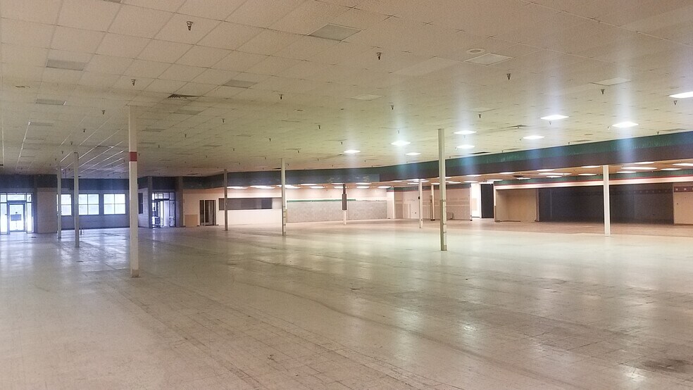 More Photos Of 5700 Beckley Rd, Battle Creek Storefront For Lease