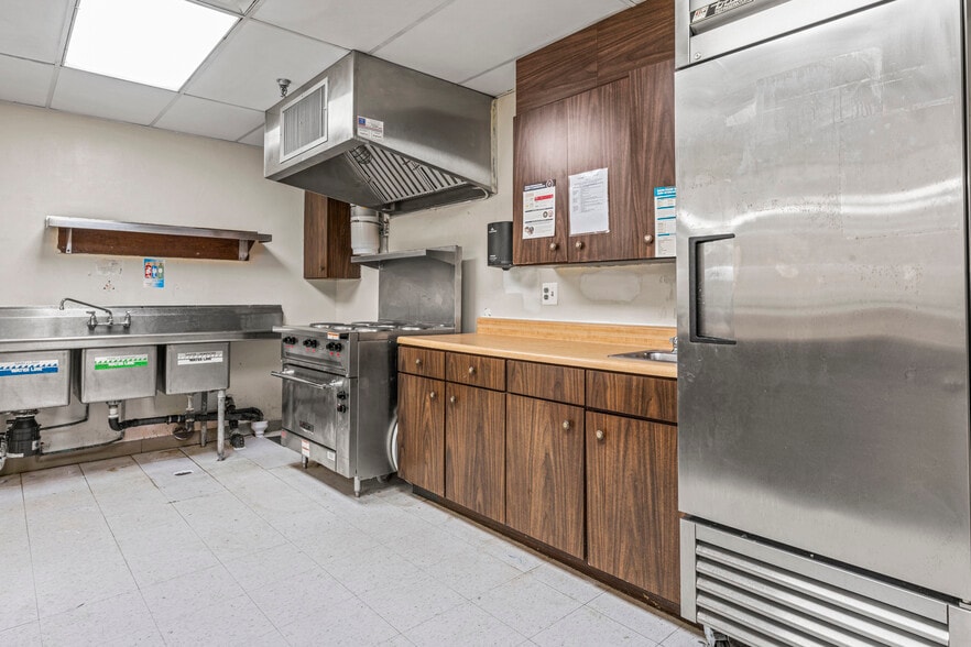 More Photos Of 211 Edds Ln, Sterling Schools For Lease