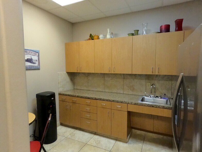 More Photos Of 6570 Naaman Forest Blvd, Garland Medical For Sale