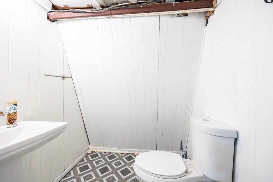 More Photos Of 2832 S Main Blvd, Lake City Auto Repair For Sale