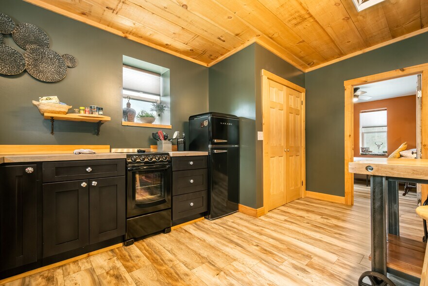 More Photos Of 541 Spruce St, Thomas Flex For Sale