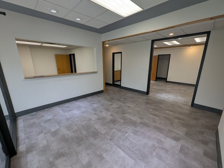 More Photos Of 3100 101st St, Urbandale Warehouse For Lease