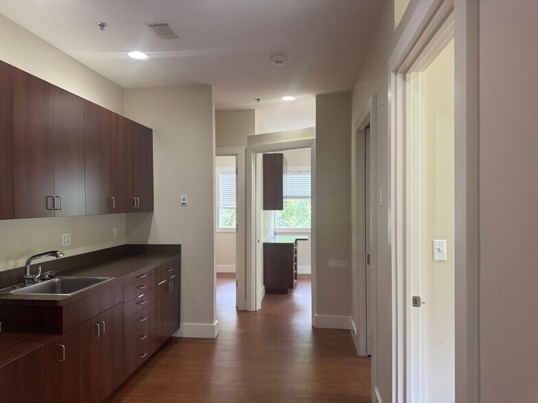 More Photos Of 23 N Main St, Hilton Head Island Office For Sale