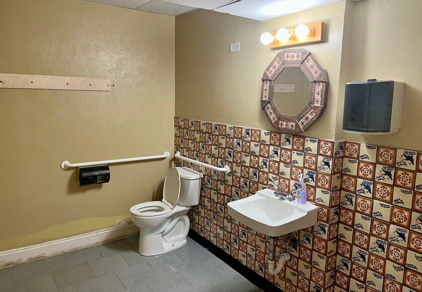 More Photos Of 2317 Handley Dr, Fort Worth General Retail For Sale