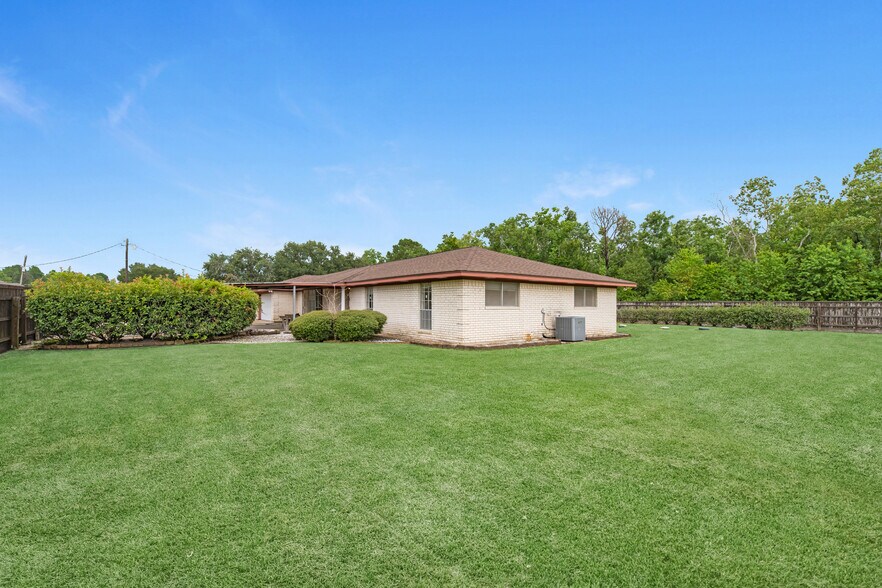 More Photos Of 7315 Pine St, Manvel Industrial For Sale