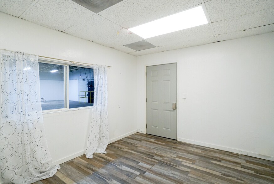 More Photos Of 13501 S Main St, Los Angeles Warehouse For Lease