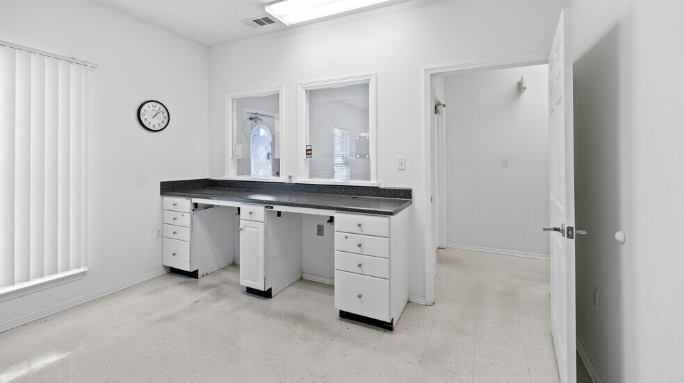 More Photos Of 4100 S Ferdon Blvd, Crestview Medical For Lease