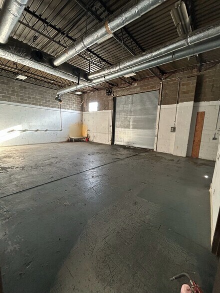More Photos Of 1388-1390 Jerusalem Ave, North Merrick Warehouse For Lease