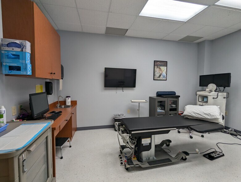 More Photos Of 7133 W 95th St, Overland Park Medical For Lease