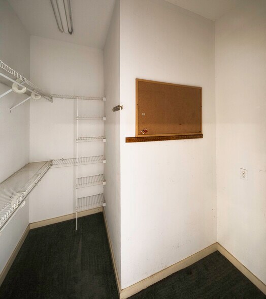 More Photos Of 290 E King Ave, Kingsland Office For Sale
