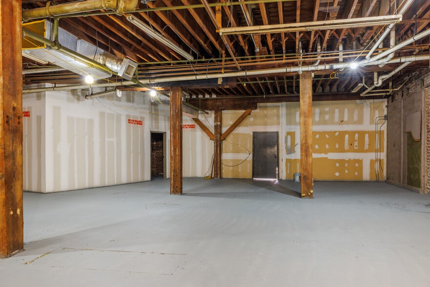 More Photos Of 313 W River St, Savannah Freestanding For Lease