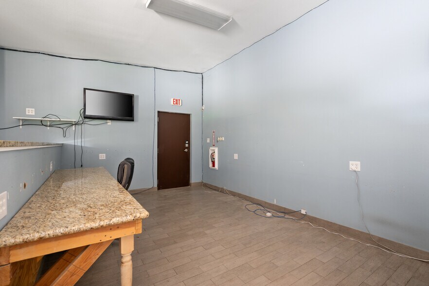 More Photos Of 301-329 Dews Rd, Leander Industrial For Sale
