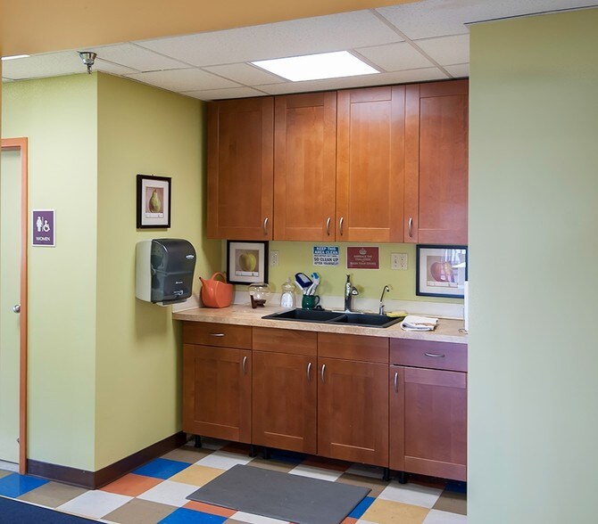 More Photos Of 400 Mack Dr, Croydon Flex For Lease