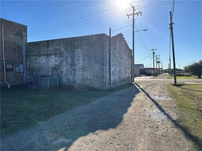 More Photos Of 346 E Main St, Rosebud General Retail For Sale