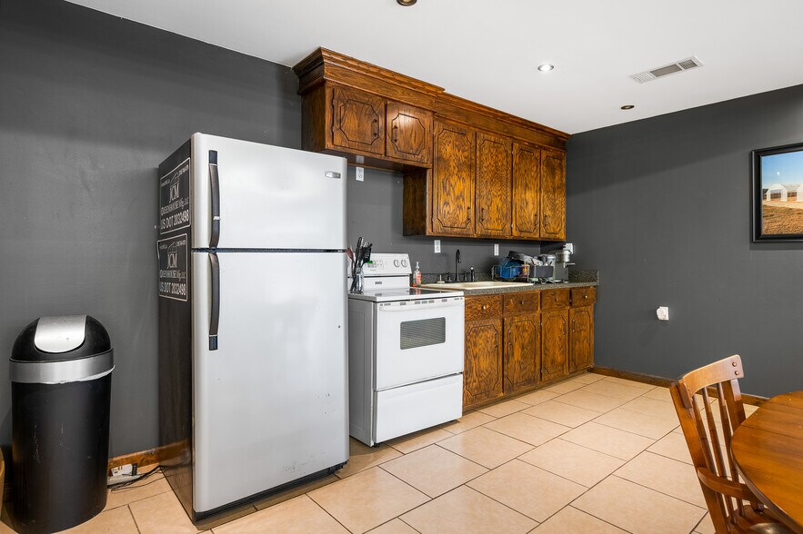 More Photos Of 10462 Hwy 165 S, Forest Hill Warehouse For Sale