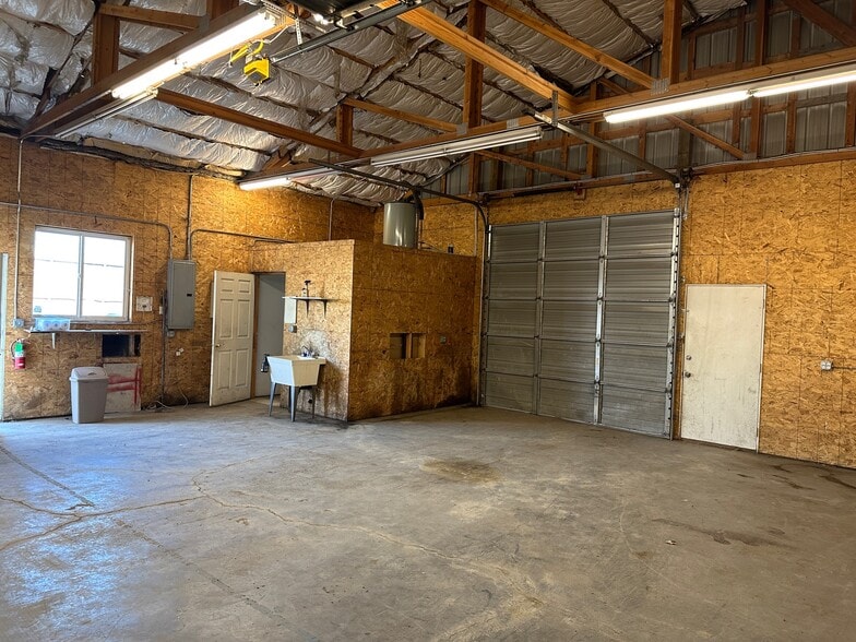 More Photos Of 10701 S Walton Rd, Island City Light Manufacturing For Lease