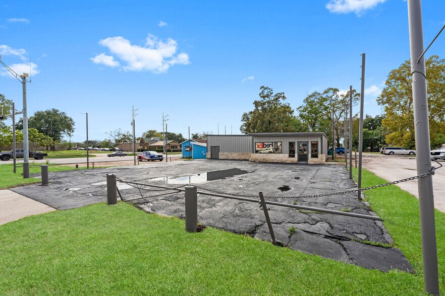 More Photos Of 107 N Danville St, Willis Showroom For Lease