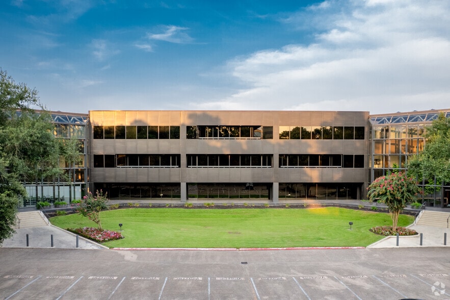 More Photos Of 16800 Greenspoint Park, Houston Office For Lease