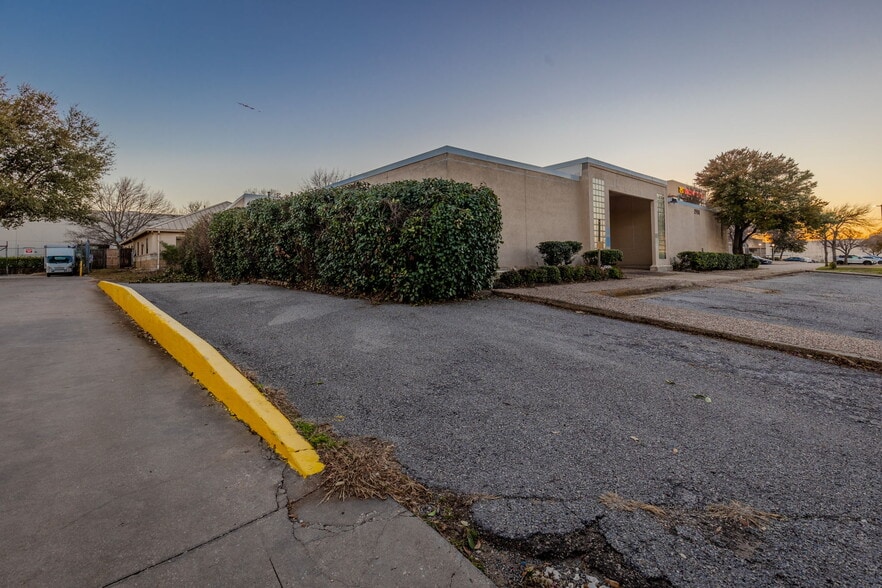 More Photos Of 2908 E Trinity Mills Rd, Carrollton Office For Lease