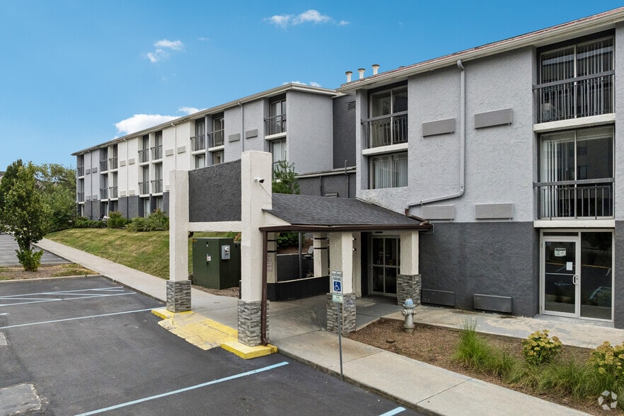 More Photos Of 1722 N Walnut St, Bloomington Apartments For Sale
