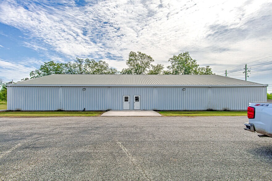 More Photos Of 1719 Huffman-Eastgate Rd, Huffman Showroom For Sale