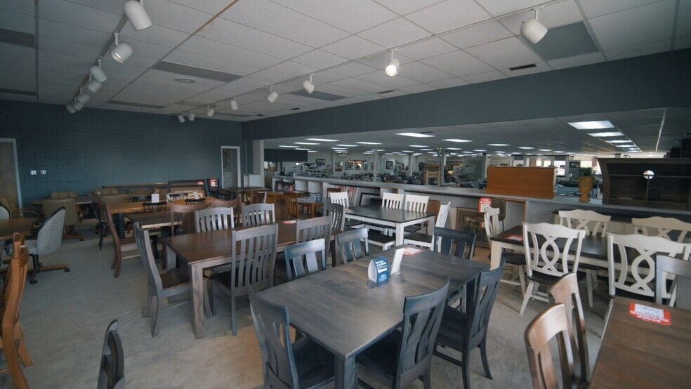 More Photos Of 101 9th St, Charles City General Retail For Sale