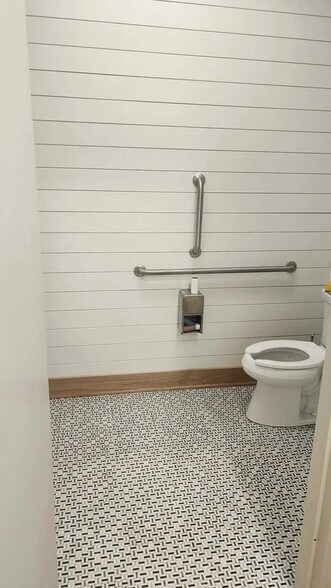 More Photos Of 363 S Main St, Alpharetta Freestanding For Lease