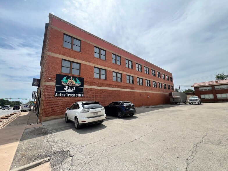 More Photos Of 1305 S 1st St, Abilene General Retail For Sale