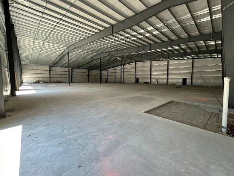 More Photos Of 4475 NE 3rd St, Des Moines Flex For Lease