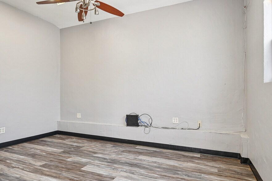 More Photos Of 2423 Hinton Dr, Irving Warehouse For Lease