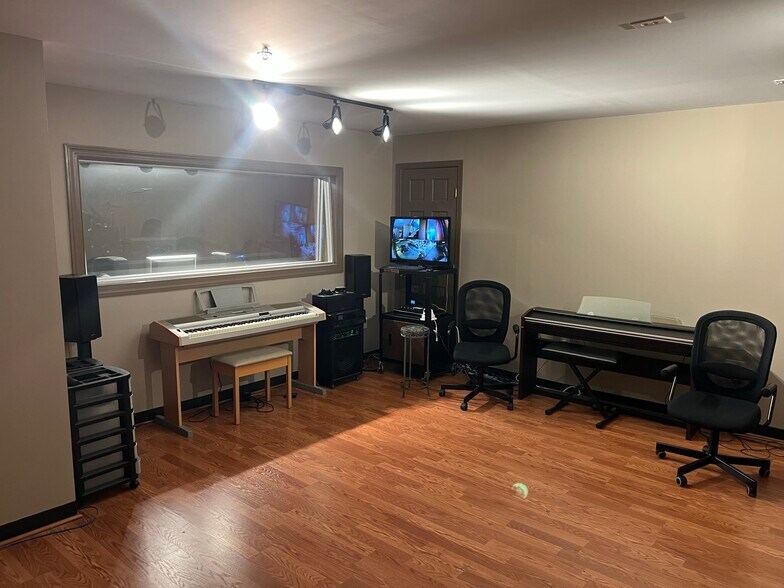 More Photos Of 8022 Old Alexandria Ferry Rd, Clinton Flex For Sale