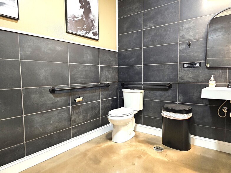 More Photos Of 512 W Egyptian Ave, Christopher Bar For Sale