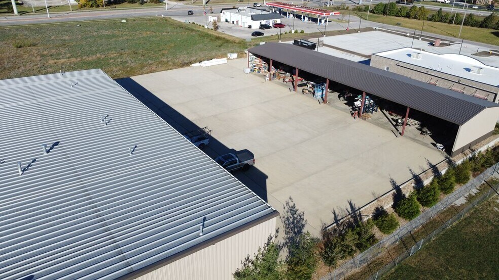More Photos Of 912-922 E Warren St, Gardner Industrial For Lease