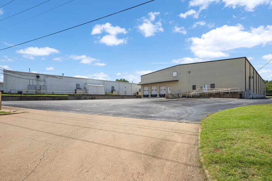 More Photos Of 2307 E Erwin St, Tyler Manufacturing For Lease