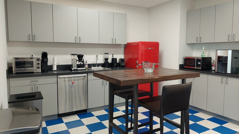 More Photos Of 500 Cummings Ctr, Beverly Office For Lease