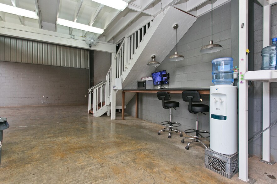 More Photos Of 1325 Middle St, Honolulu Warehouse For Lease