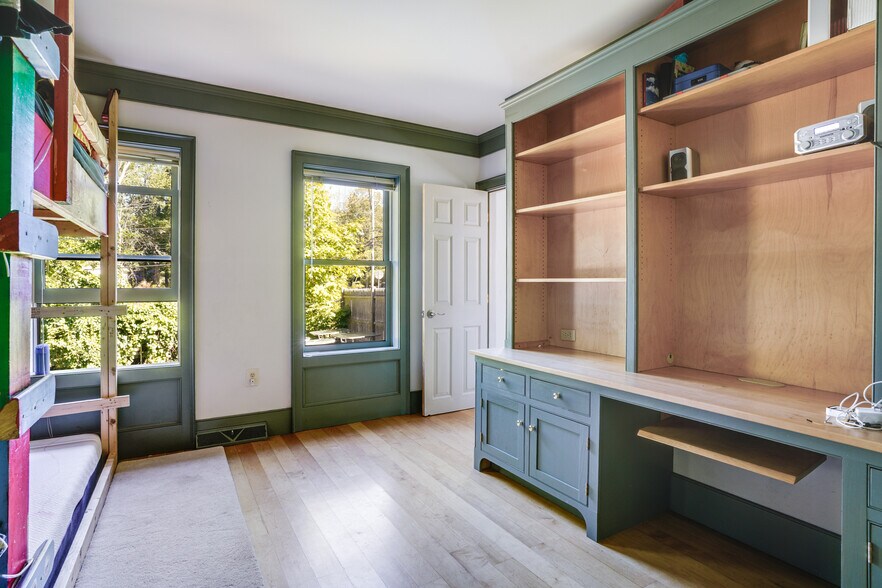 More Photos Of 3 Elm Hill Rd, Peterborough Freestanding For Sale