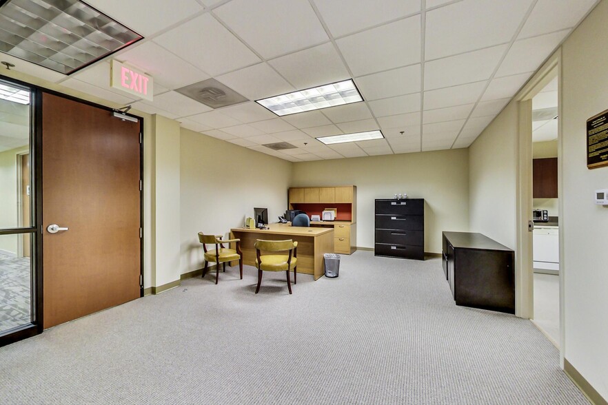 More Photos Of 10700 W Higgins Rd, Rosemont Office For Sale