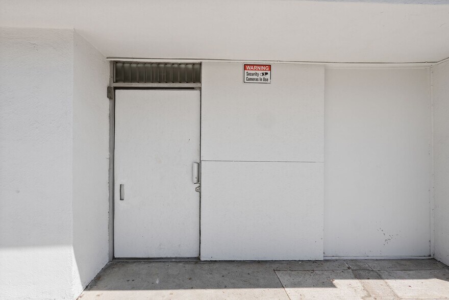 More Photos Of 19621-19623 1/2 Ventura Blvd, Tarzana Storefront Retail Residential For Sale
