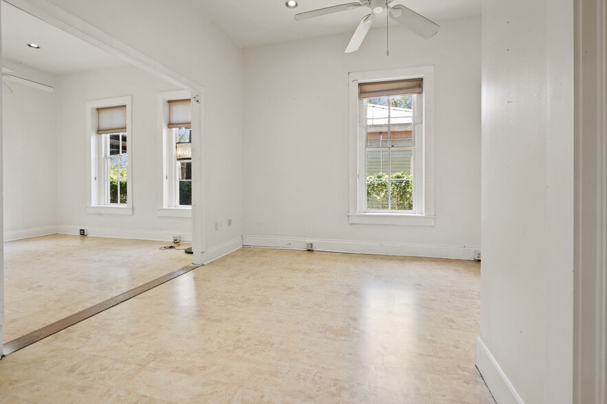 More Photos Of 1012 N Flores St, San Antonio General Retail For Lease