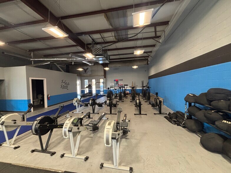 More Photos Of 4-8 Boland Ct, Greenville Flex For Lease