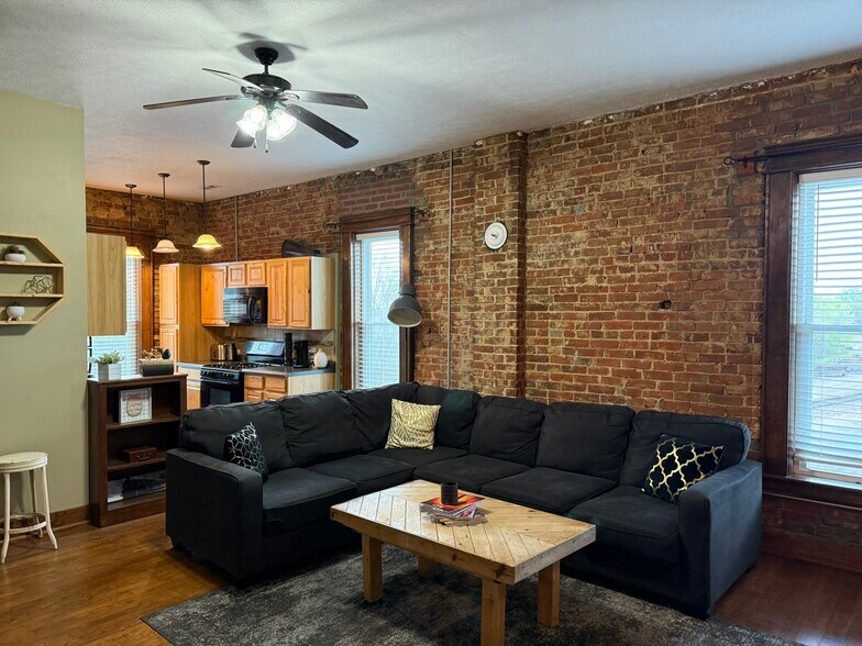 More Photos Of 207 W Main St, Ash Grove General Retail For Sale