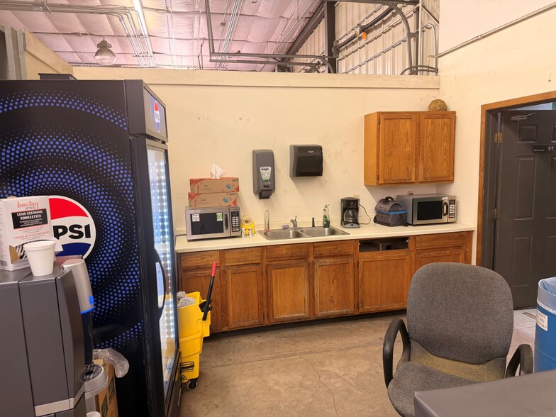 More Photos Of 805 Prospect Ave, Osceola Manufacturing For Lease